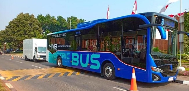     Transjakarta Resmi Operasikan Bus Listrik